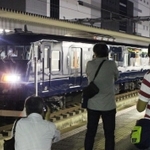 「ウエストエクスプレス銀河」の一番列車を撮影する鉄道ファンら＝１２日未明、ＪＲ姫路駅