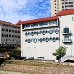 生徒間の慣習の見直しを進める宝塚音楽学校（右）＝宝塚市武庫川町（撮影・中川　恵）