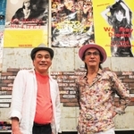 チキンジョージに出演したミュージシャンのポスターを前に４０周年を振り返る児島進代表（右）と勝専務＝神戸市中央区下山手通２