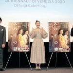 ベネチアでの上映に先立ち行われた記者会見の様子。右から黒沢清監督、蒼井優さん、高橋一生さん＝東京都内