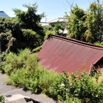 相続人が９３人にも上る特定空き家。建物の一部は既につぶれている＝姫路市的形町