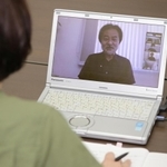 会議アプリＺｏｏｍで取材に応じる黒沢清監督