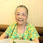 自家製のぬか床を見せながら、疎開先での思い出を語る大西豊子さん＝神戸市内