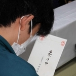 王位戦第３局で封じ手が入った封筒に署名をする藤井聡太棋聖＝神戸市北区有馬町、旅館「中の坊瑞苑」