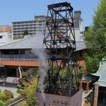 有馬天神社の境内にある天神泉源。１００度近い源泉から湯煙が立ち上る＝神戸市北区有馬町