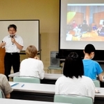 平田オリザさんから講義を受ける高校生たち＝豊岡市大手町