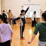 プロダンサーの児玉北斗さん（中央）から講義を受ける高校生たち＝豊岡市大手町