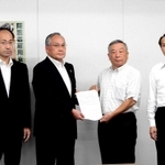 要請書を兵庫県経営者協会の三原修二会長（中央左）に手渡した荒木一聡副知事（同右）ら＝神戸市中央区京町