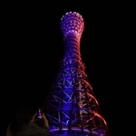 ＬＥＤの投光器で七色に照らされた神戸ポートタワー＝１５日夜、神戸市中央区波止場町（撮影・鈴木雅之）
