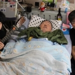 蔭山さん（中央）との久しぶりの再開を楽しんだ山崎貴監督（右）＝神戸市北区