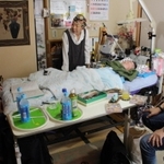 ちめいどの歌声に耳を傾ける山崎貴監督（右）ら＝神戸市北区