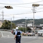 停電のため信号機が停止した交差点。警察官が交通整理に立っていた＝１６日午後４時２９分、佐用町佐用（撮影・勝浦美香）