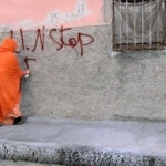 「銃か、落書きか」の一場面