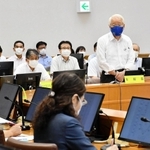 対策本部会議の冒頭であいさつする兵庫県の井戸敏三知事（右）＝１７日午前、神戸市中央区、兵庫県災害対策センター