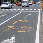 誤りが発覚した路面標示。本来は直進可能なのに右折を指示する矢印が描かれていた＝兵庫県内