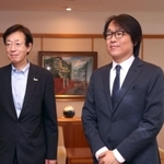 神戸市混声合唱団の次期音楽監督の佐藤正浩さん（右）と久元喜造市長＝神戸市役所
