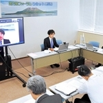 オンラインでコロナ禍取材の課題を報告する記者＝鹿児島市の南日本新聞会館