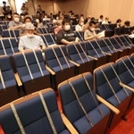 ７月、客席の間隔を空けて４カ月ぶりに寄席を再開した「神戸新開地・喜楽館」。当面、この運営を続ける＝神戸市兵庫区新開地２