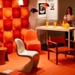 一枚のプラスチック板でできた椅子など、デンマークのデザイナーが手掛けた作品が並ぶ会場＝神戸市東灘区、神戸ファッション美術館（撮影・秋山亮太）