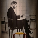 最も有名なデンマーク家具の一つとされる「ラウンドチェア」＝神戸市東灘区、神戸ファッション美術館（撮影・秋山亮太）