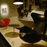 曲線美が目を引くイス＝神戸市東灘区、神戸ファッション美術館（撮影・秋山亮太）