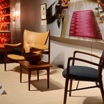 さまざまなデザインのイスが並ぶ展示会場＝神戸市東灘区、神戸ファッション美術館（撮影・秋山亮太）