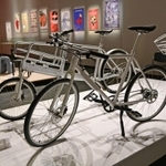大きなかごが前面についたデザインの自転車なども並ぶ＝神戸市東灘区、神戸ファッション美術館（撮影・秋山亮太）