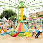 かかしの「チナちゃん」を連れたロケ撮影。姫路市立動物園のレトロな乗り物と（臼井千夏さん提供）