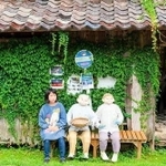 姫路市安富町関地区で、かかしと撮影した臼井さんのセルフポートレート作品（臼井千夏さん提供）