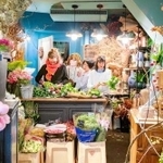 パリの個展に合わせて現地の花屋でも撮影。一緒に写るのは「チナちゃん」