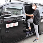 日高地域で試験運行されている「オンデマンド交通」の車両。演劇祭参加者以外も利用できる＝豊岡市日高町日置