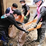 豪雨被災地でボランティアに汗を流す熊本学園大生ら＝８月２０日、熊本県人吉市内（同大学社会福祉学部災害学生ボランティアグループ提供）