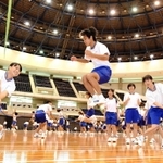生徒間の距離を保つために取り入れられた縄跳び演技を披露する神戸市立竜が台中の生徒＝神戸市須磨区緑台、グリーンアリーナ神戸（撮影・中西幸大）