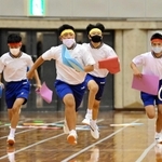 マスク姿で競技に励む神戸市立竜が台中の生徒＝神戸市須磨区緑台、グリーンアリーナ神戸（撮影・中西幸大）