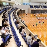 客席間の距離を取りながらマスク姿で声援を送る保護者ら＝神戸市須磨区緑台、グリーンアリーナ神戸（撮影・中西幸大）