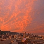 深まる秋、神戸港上空では雲が夕日を受けてあかね色に染まった。２２日は「秋分の日」＝２０日午後、神戸市中央区東川崎町１（撮影・斎藤雅志）