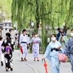 城崎温泉街を浴衣にマスク姿で散策する人たち＝２０日午後、豊岡市城崎町湯島（撮影・大山伸一郎）