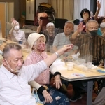 保育園児とオンラインで交流し、敬老会を楽しむ高齢者たち＝神戸市中央区生田町１、特別養護老人ホーム「オリンピア」（撮影・辰巳直之）