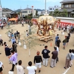 細部までこだわり抜いた自慢の祭り屋台。「３密」に注意して披露された＝姫路市飾磨区構３