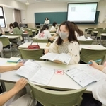 対面の授業が再開。距離を取りながら授業を受ける１年生の学生たち＝西宮市上ケ原、関西学院大学（撮影・鈴木雅之）