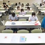対面の授業が再開。距離を取りながら授業を受ける１年生の学生たち＝西宮市上ケ原、関西学院大学（撮影・鈴木雅之）