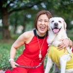 パートナーのヴィヴィッドと盲導犬への理解を訴える浅井純子さん＝８月９日、大阪市港区（浅井純子さん提供）
