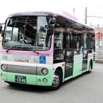 高砂市内を走るコミュニティーバス「じょうとんバス」＝同市高砂町朝日町２、山陽電鉄高砂駅北側