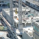 解体工事が進む三宮ターミナルビル＝９月１日、神戸市中央区雲井通８（撮影・後藤亮平）