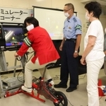 自転車シミュレーターを体験する市民ら＝８月、兵庫県警高砂署