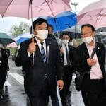 城崎温泉街を視察する赤羽一嘉国土交通相（手前左）＝２６日午後、豊岡市城崎町湯島