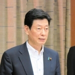 新型コロナウイルス対策について語る西村康稔経済再生担当相＝２６日午後、神戸市役所