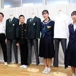 お披露目された新制服。女子生徒もスラックスを標準とする。生徒たちが着ているのは現在の制服＝２８日午後、姫路市立山陽中学校（撮影・安藤真子）