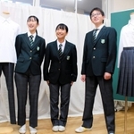お披露目された新制服。女子生徒もスラックスを標準とする＝２８日午後、姫路市立山陽中学校（撮影・安藤真子）