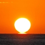 播磨灘に登場しただるま夕日＝神戸市垂水区のアジュール舞子から（正木真一郎さん撮影）